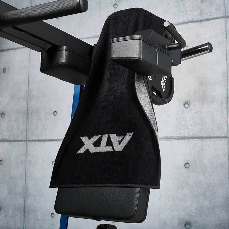 ATX® Gym-Handtuch 50 x 100 cm auf der Pendulum Squat