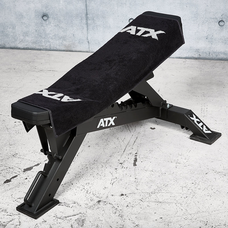 ATX® Gym-Handtuch 50 x 100 cm auf Hantelbank