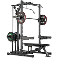 ATX® Half Rack 620 - Komplettsystem inkl. Latzugstation - Plate Load ausgestattet mit Spotter Arms, Hantelstange, Hantelscheiben und Hantelbank