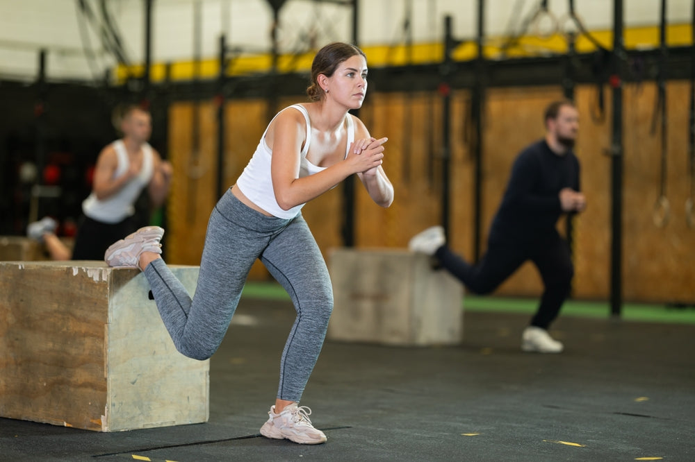 Person macht Bulgarian Split Squats im Gym