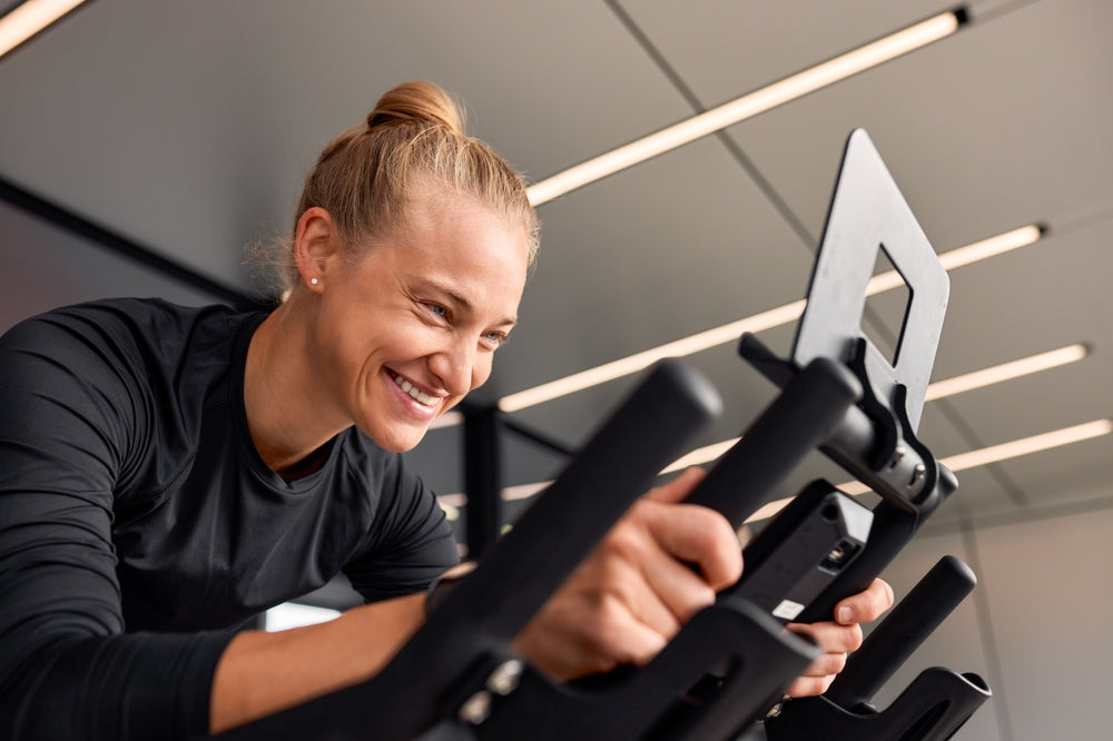 Frau trainiert auf Indoor Bike