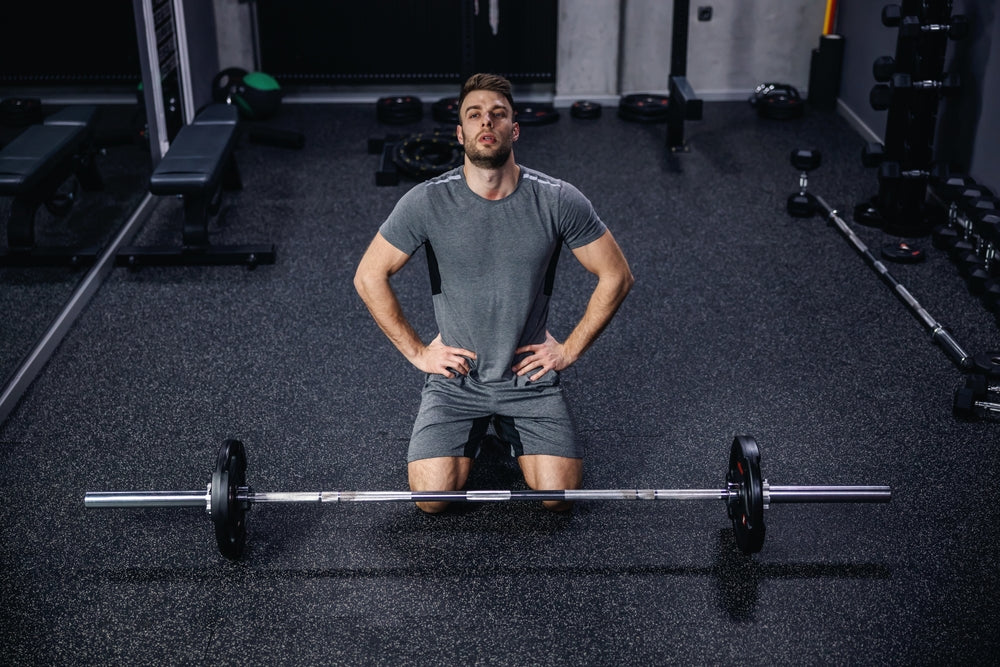 Mann hat Trainingsstagnation im Fitnessstudio