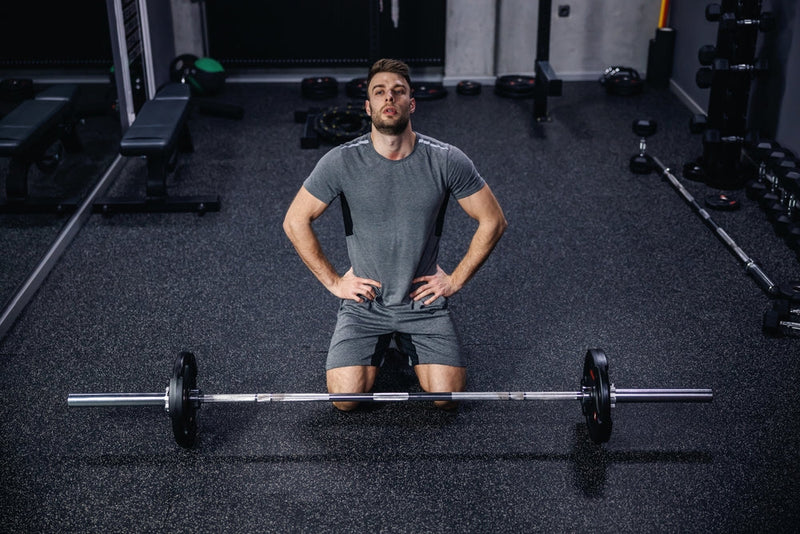 Mann hat Trainingsstagnation im Fitnessstudio