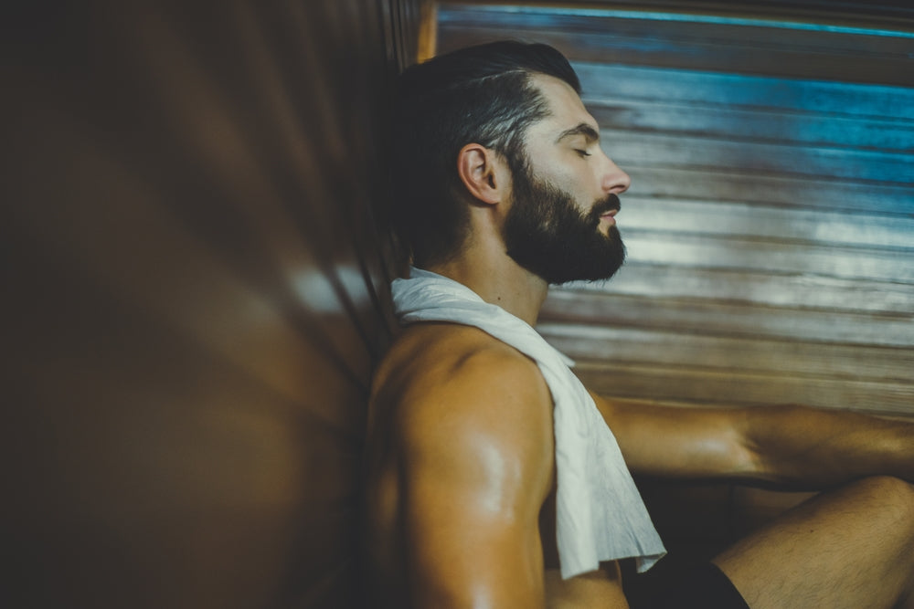 Mann macht Sauna nach Gym
