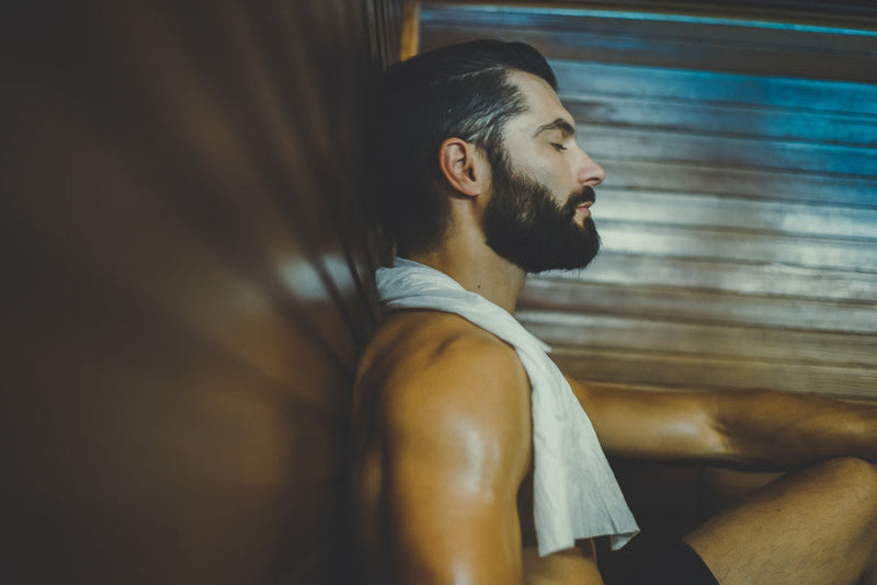 Mann macht Sauna nach Gym