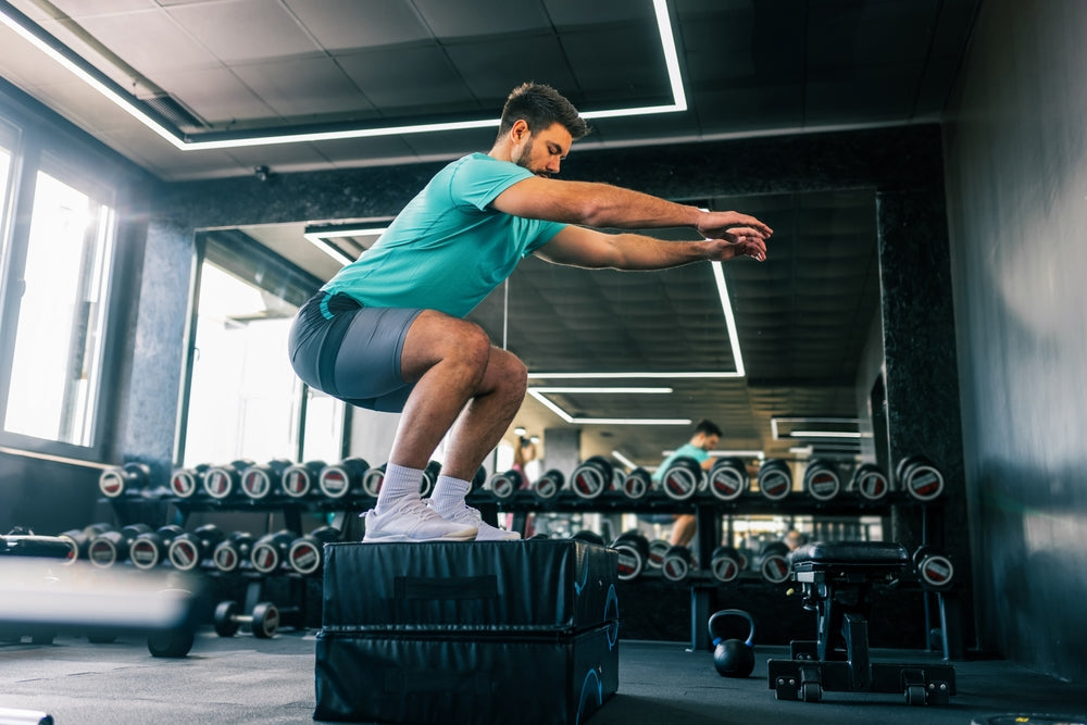 Mann macht polymetrisches Training im Fitnessstudio