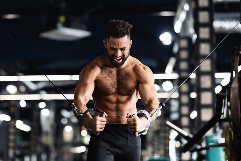 Mann macht progressive Überlastung im Fitnessstudio