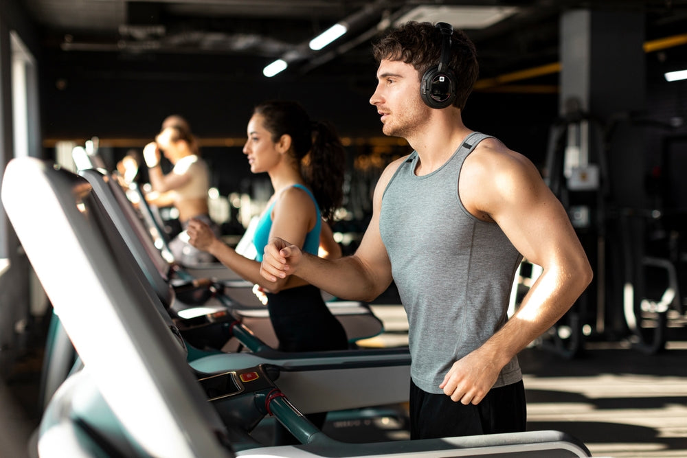 Mann trainiert mit Musik im Fitnessstudio
