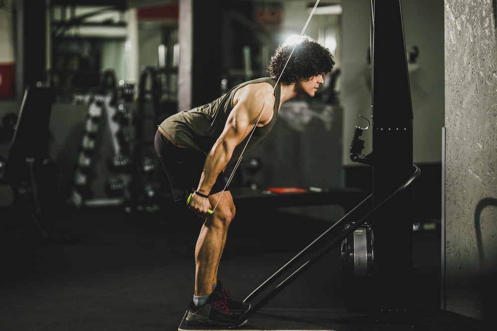 Mann trainiert am Skitrainer im Fitnessstudio