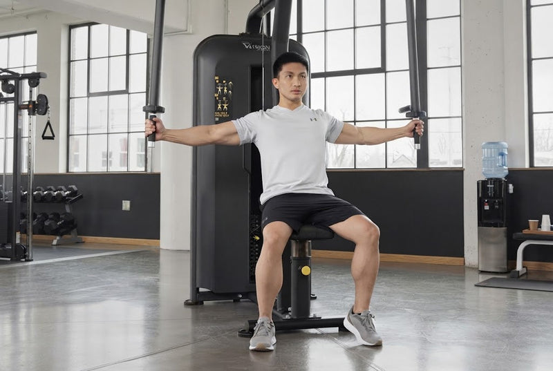 Mann trainiert mit Stack Weight Maschinen
