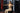 Frau trainiert Reverse Flys im Fitnessstudio
