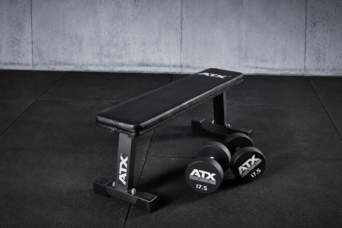 Flachbank mit hanteln im Gym