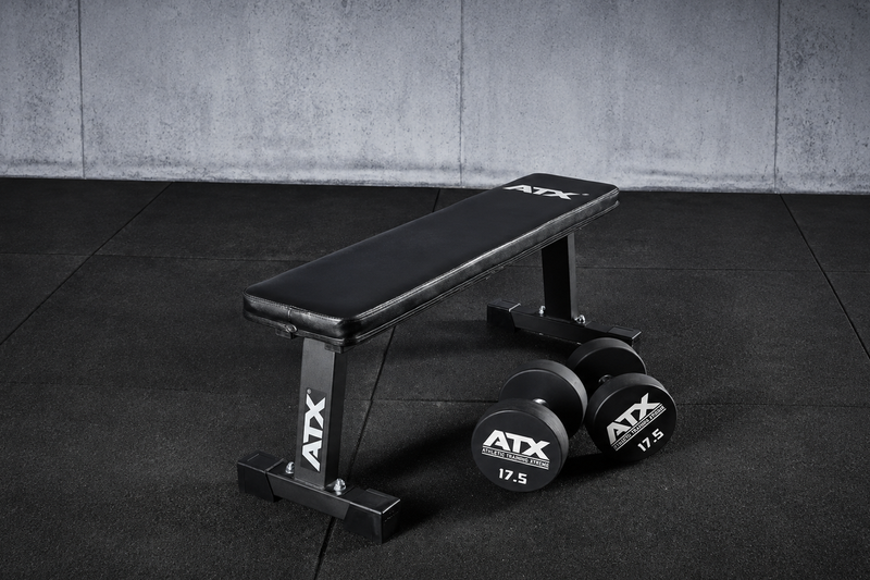 Flachbank mit hanteln im Gym