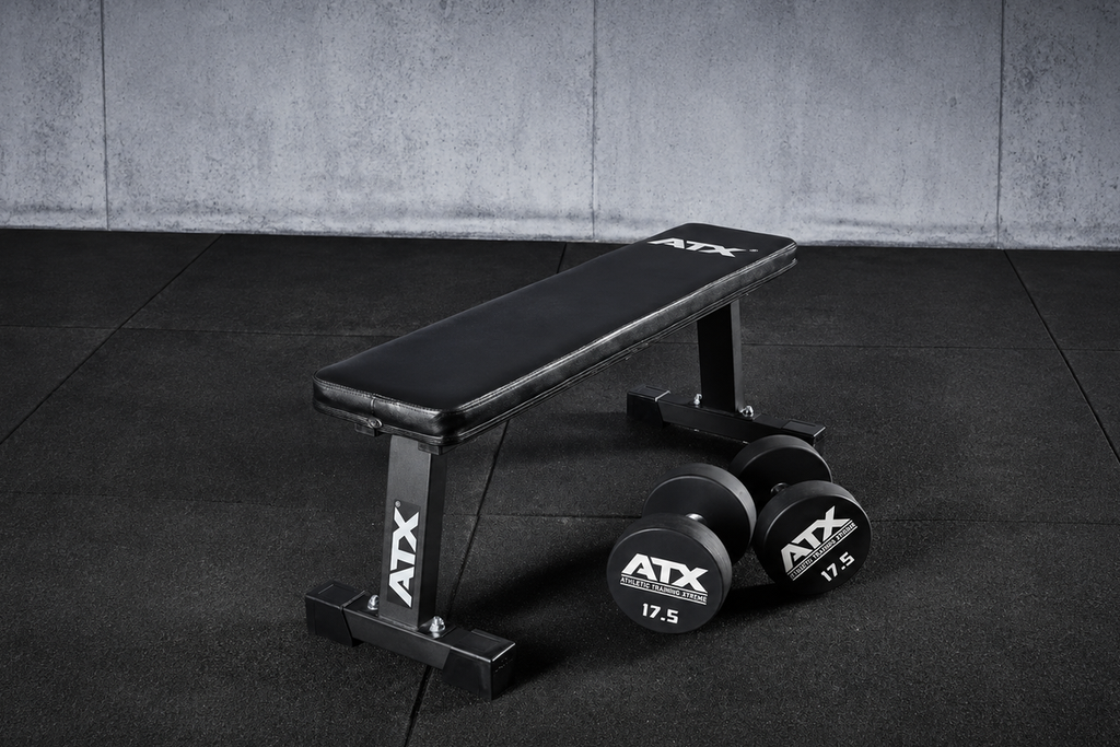 Flachbank mit hanteln im Gym