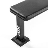 Vorderer flacher Mittelfuß gewährt maximale Fußfreiheit bei dem Krafttraining mit der ATX® Flat Bench Pro 