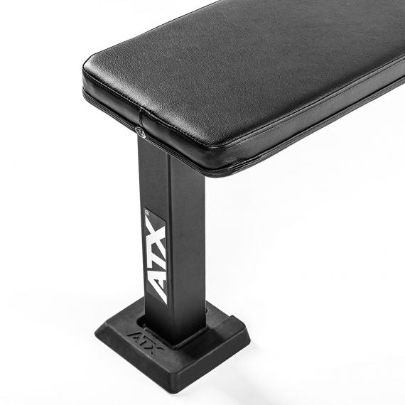 Vorderer flacher Mittelfuß gewährt maximale Fußfreiheit bei dem Krafttraining mit der ATX® Flat Bench Pro 