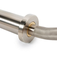 ATX® SZ Stange - Curl Bar Pro hochwertige robuste Bronze-Buchsenlagerung der Hantelscheibenaufnahme gewähren einen leichtgängigen Rundlauf (Spin)