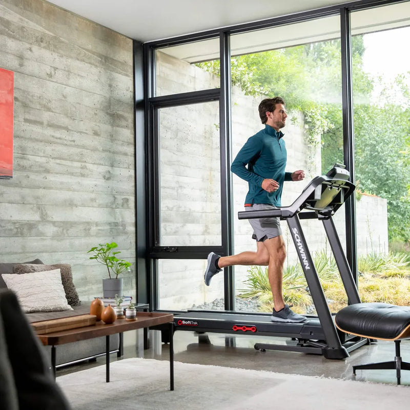 Klappbares Laufband in Trainingsposition und platzsparend zusammengeklappt