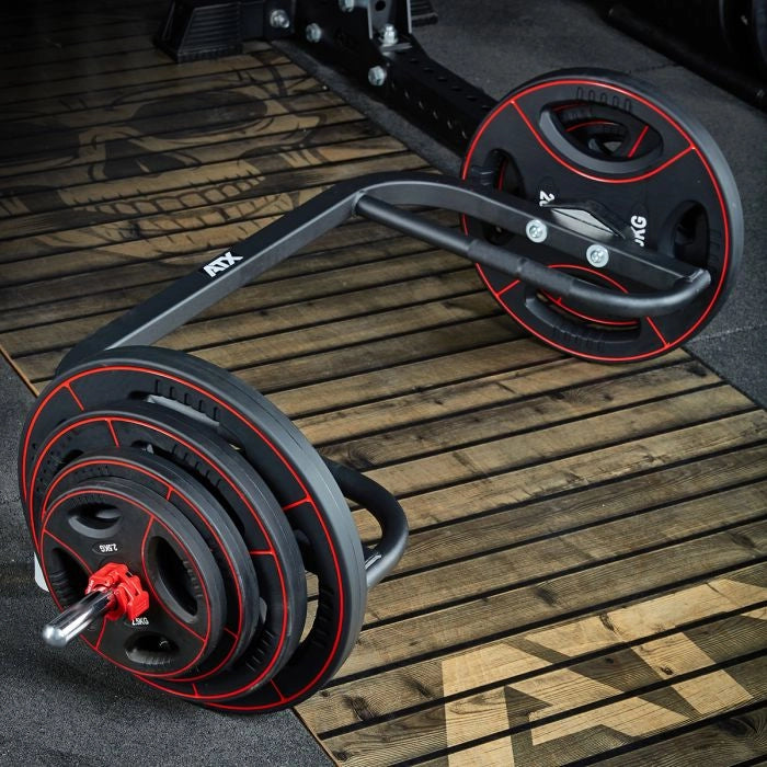 Offene ATX® Trap Bar mit aufgelegten Hantelscheiben auf einer Trainingsplattform